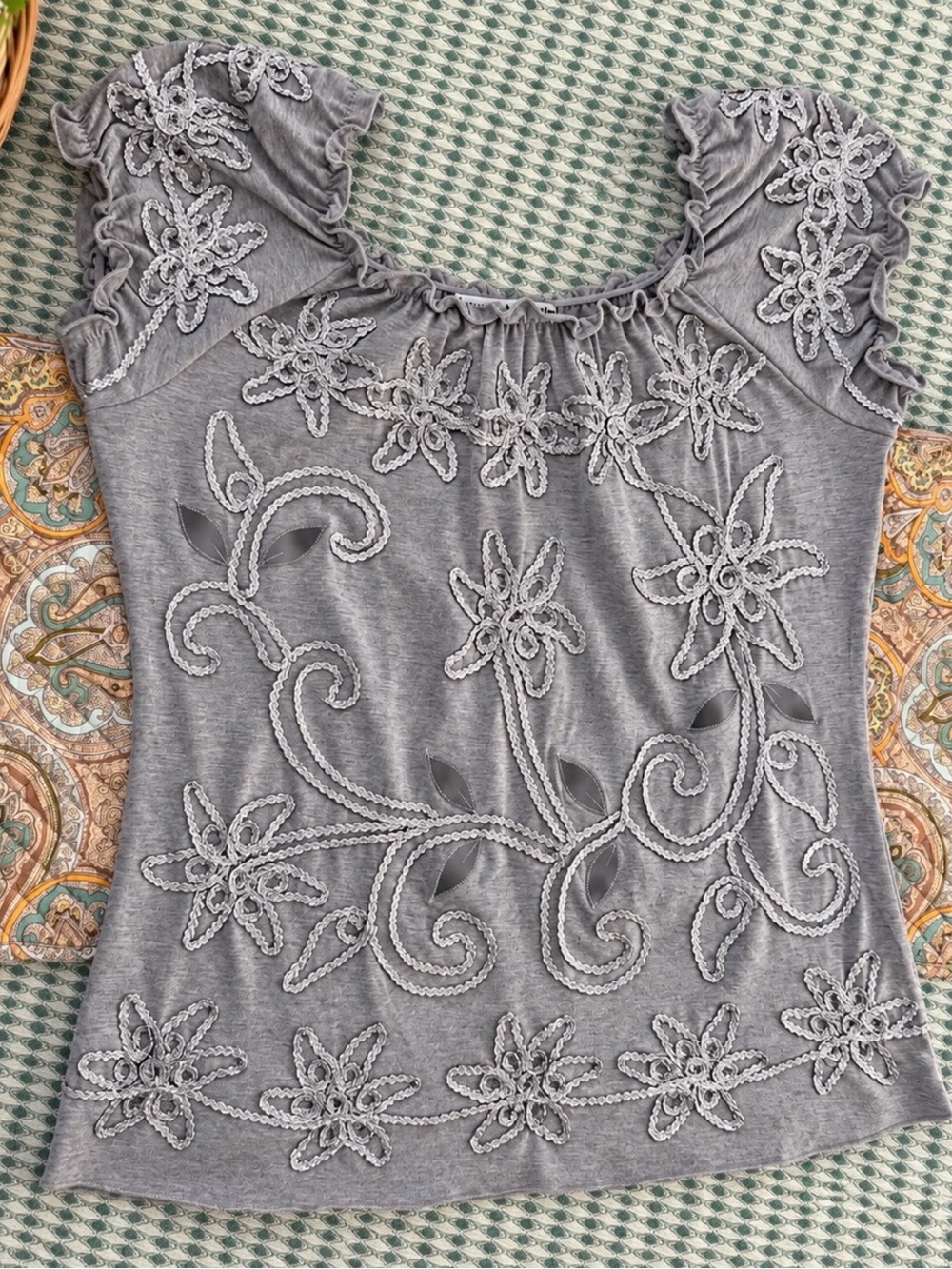 Lauren Michelle Y2K Gray Floral Embroidered Ruffle Top Women’s M Boho Fairy
Bran